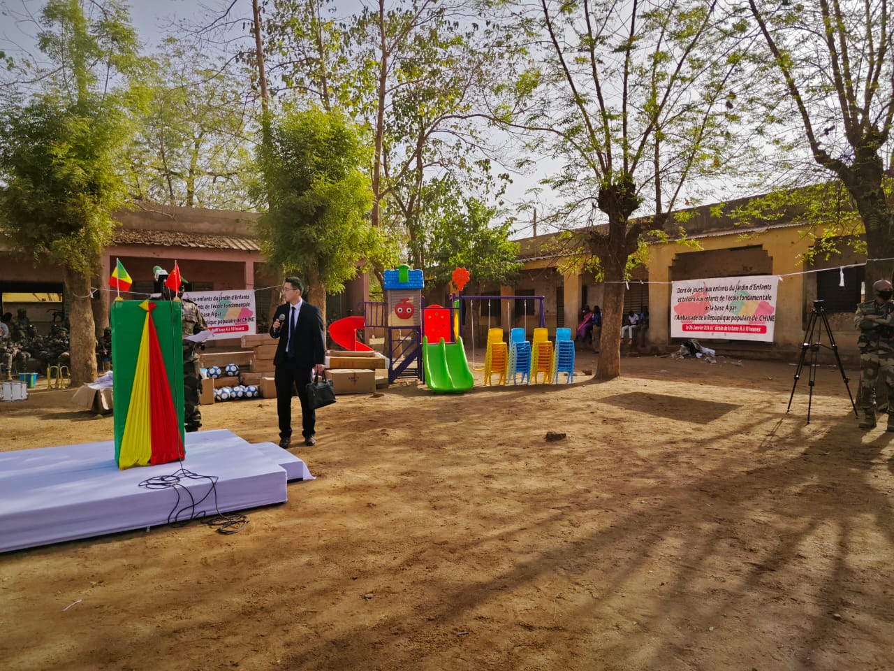 Discours de Mme DONG Zhijiao lors de la cérémonie de remise du don à l'école primaire et maternelle du Camp du génie militaire.